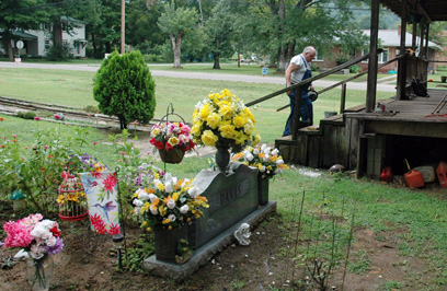 הקבר שהקים דיוויס בגינה. רק מילא בקשתה של אשתו (צילום: AP) (צילום: AP)