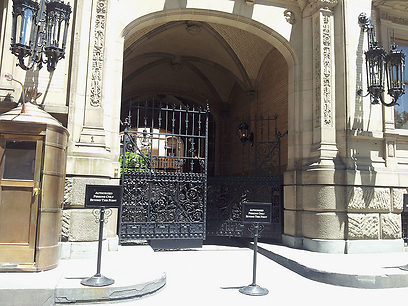 הכניסה לבניין הדקוטה בו חיכה מארק צ'פמן וירה בלנון (צילום: אור ברנע) (צילום: אור ברנע)