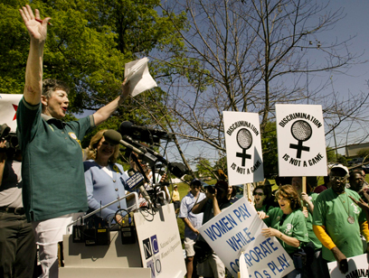 הפגנה נגד מדיניות המועדון נגד נשים ב-2003 (צילום: רויטרס) (צילום: רויטרס)
