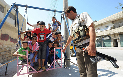 ילדים ומורד חוגגים עיד אל-פיטר בחלבּ (צילום: MCT) (צילום: MCT)