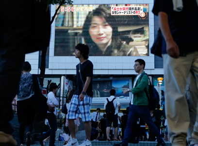 תמונתה של ימאמוטו על מסך בטוקיו (צילום: AP) (צילום: AP)