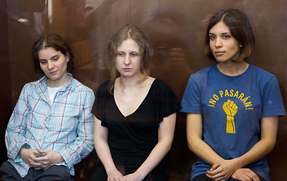 בנות "פוסי ריוט" ובהן יקתרינה סמוצ'ביץ' ששוחררה (ראשונה משמאל)   (צילום: AP) (צילום: AP)