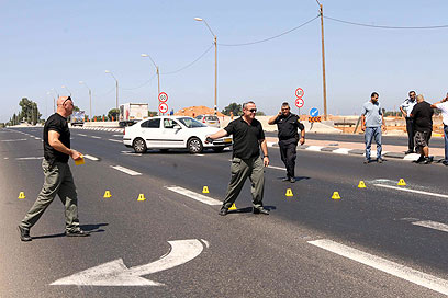 זירת הירי בכביש 57 (צילום: עידו ארז) (צילום: עידו ארז)