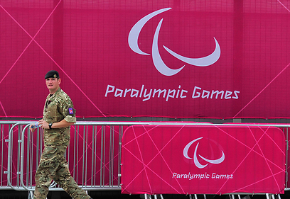 השוטרים מפטרלים סמוך לאצטדיון האולימפי (צילום: רויטרס) (צילום: רויטרס)