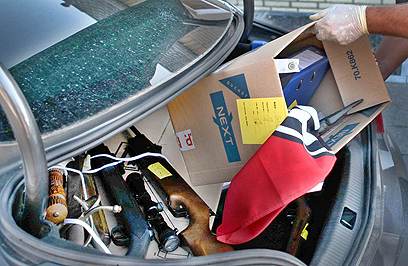 באחת הפשיטות החרימה המשטרה כלי נשק וחפצים אישיים (צילום: EPA) (צילום: EPA)