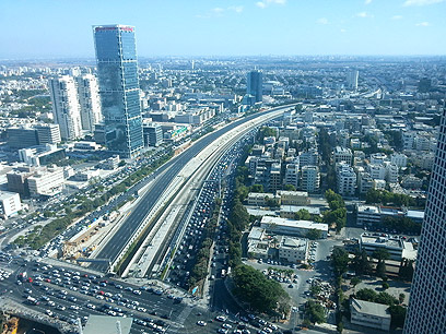 תל-אביב פקוקה. מבט מהקומה ה-38 במגדלי עזריאלי (צילום: מיכאל אורלוב) (צילום: מיכאל אורלוב)