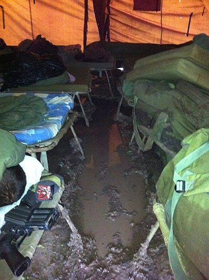 האוהלים בהם ישנים החיילים. לוהטים בקיץ ()