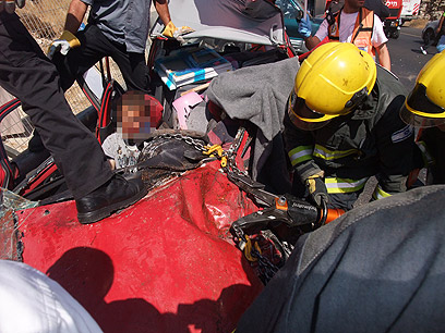 הרוג ופצוע קשה נלכדו בתחילה בתוך הרכב (צילום: כבאות והצלה ירושלים) (צילום: כבאות והצלה ירושלים)