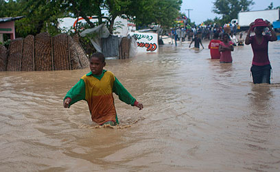 שלושה בני אדם נהרגו בהאיטי בעקבות הסופה (צילום: AP) (צילום: AP)