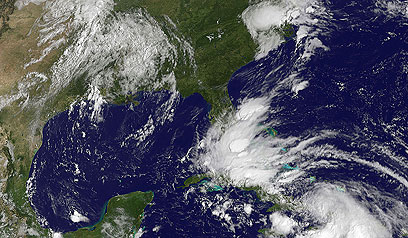 הסופה "אייזק"  (צילום: AFP, NOAA, GOES Project) (צילום: AFP, NOAA, GOES Project)
