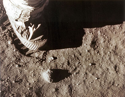 צעד גדול לאנושות. ארמסטרונג דורך על הירח  (צילום: AFP) (צילום: AFP)