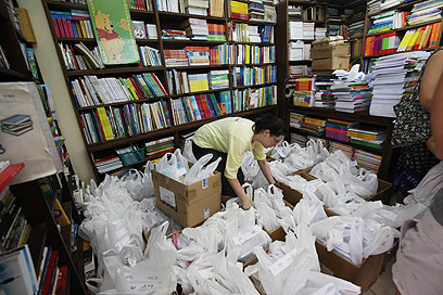 חנות ספרים מכינה הזמנות לקראת פתיחת שנת הלימודים (צילום: מוטי קמחי) (צילום: מוטי קמחי)