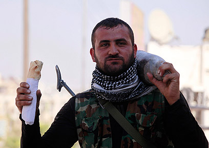 הישג למתנגדי אסד? מורד סורי בהפסקת אוכל (צילום: רויטרס) (צילום: רויטרס)