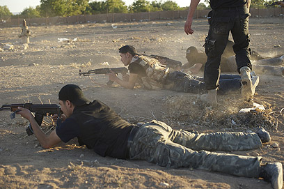 קשה באימונים, קל בקרב? מורדים סורים מתאמנים ליד דמשק (צילום: AFP) (צילום: AFP)