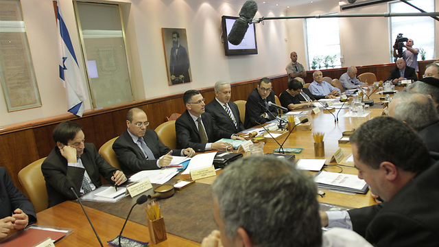 Netanyahu in a 2012 cabinet meeting (Photo: Alex Kolomoisky)