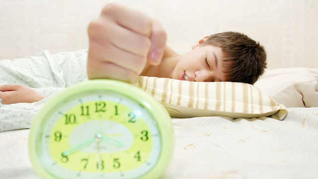 את הילדים קשה להעיר - ומי עומד לאחר שוב לעבודה? (צילום: shutterstock) (צילום: shutterstock)