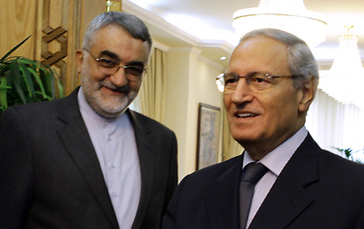 א-שארע וראש ועדת הפרלמנט האיראני לביטחון לאומי, אלאדין בורוג'רדי (צילום: AFP) (צילום: AFP)