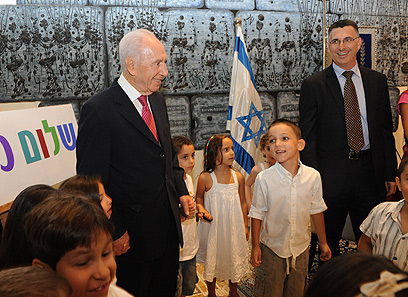 הנשיא פרס עם ילדים שעולים לכיתה א', היום בירושלים (צילום: מארק ניימן, לע"מ) (צילום: מארק ניימן, לע