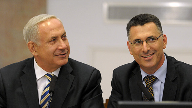 Netanyahu and Sa'ar - each will lead Likud to 20 seats (Photo: Mooki Shwartz)