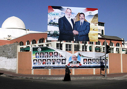 כרזה של מורסי וראש ממשלת חמאס הנייה בעזה (צילום: AP) (צילום: AP)