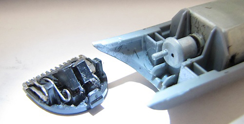 מנגנון לבידוד קוסינוס במכונת תספורת זעירה (צילום: עידו גנדל )