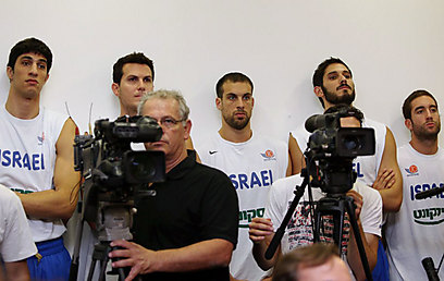 שחקני נבחרת ישראל עצובים בפרידה מבורשטיין (צילום: ראובן שוורץ) (צילום: ראובן שוורץ)