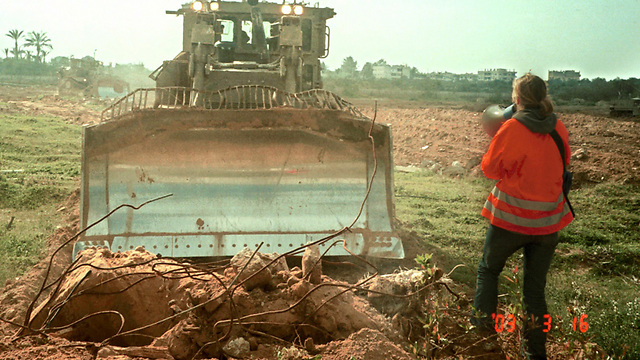 Rachel Corrie standing in front of a bulldozer (Photo: Gettyimages)