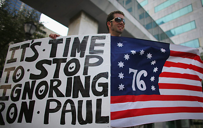 מעריץ בפעולה. "הגיע הזמן להפסיק להתעלם מרון פול" (צילום: AFP) (צילום: AFP)