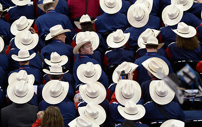 המשלחת מטקסס בכובעי בוקרים לבנים (צילום: EPA) (צילום: EPA)