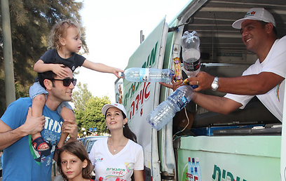 מיחזורית הגלידה בפעולה ברחובות תל אביב (צילום: יוני רייף) (צילום: יוני רייף)