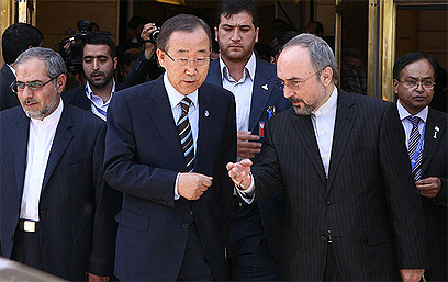 באן מתקבל בטהרן על-ידי שגריר איראן באו"ם, מוחמד חוזעי (צילום מסך) (צילום מסך)
