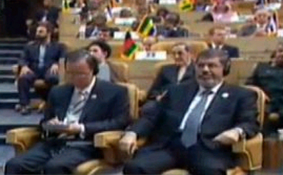 מזכ"ל האו"ם (משמאל) יושב לצד נשיא מצרים באולם בטהרן ()