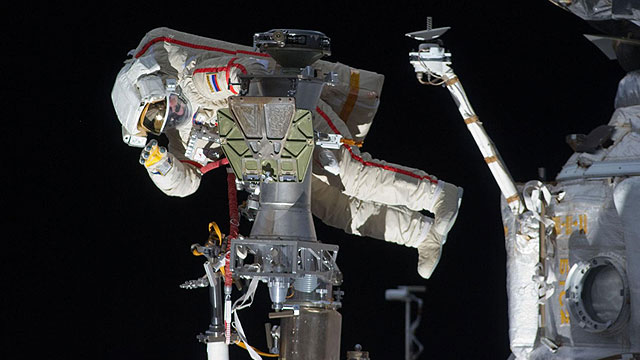 הליכת חלל של אסטרונאוט שכבר חזר הביתה. ארכיון (צילום: נאסא) (צילום: נאסא)