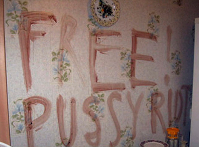 הכתובת על הקיר בדירה שבה בוצע הרצח (צילום: AP) (צילום: AP)
