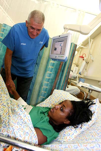 בלטה וד"ר רפי וישניצר בבית החולים (צילום: אבי מועלם)