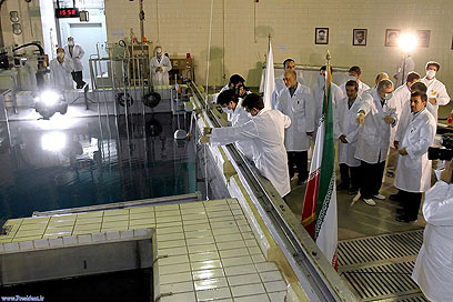 נשיא איראן אחמדינג'אד מסייר במרכז מחקר איראני ליד טהרן (צילום: AP) (צילום: AP)