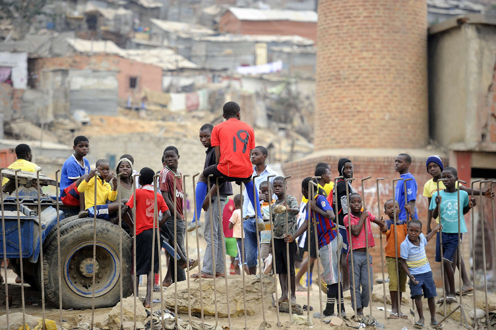 במה יעבדו הצעירים? שכונת עוני בבירה האנגולזית (צילום: AFP) (צילום: AFP) (צילום: AFP)