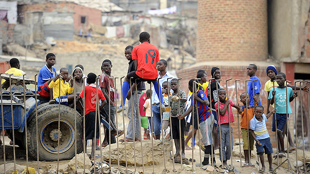 שכונת עוני בלואנדה (צילום: AFP) (צילום: AFP)