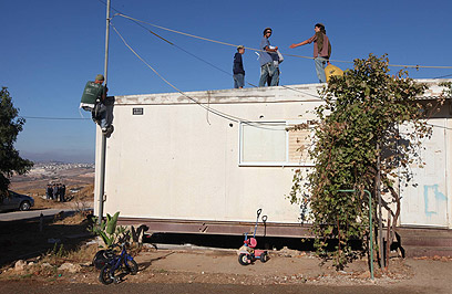 הנערים על גג הקרוואן (צילום: גיל יוחנן) (צילום: גיל יוחנן)