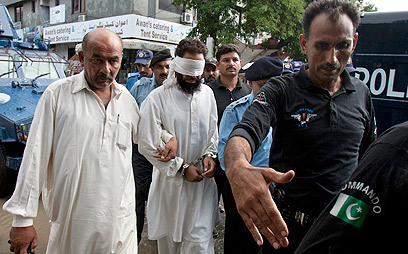 הממשלה לא יוצאת נגד חוקי האיסלאמים הקיצוניים. החשוד מובל למעצר (צילום: AP) (צילום: AP)
