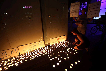 נרות הנשמה בהפגנה (צילום: מוטי קמחי) (צילום: מוטי קמחי)