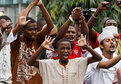 מוסלמים בקניה מפגינים נגד שוטרים במומבסה (צילום: EPA) (צילום: EPA)