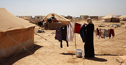 מאות אלפים נמלטו מארצם. מחנה פליטים סורים בירדן (צילום: רויטרס) (צילום: רויטרס)