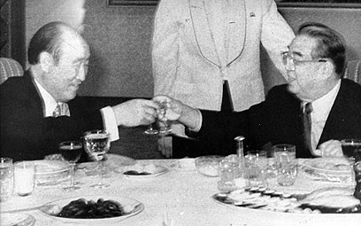 דיברו על עסקים ועל איחוד הקוריאות. עם קים איל סונג ב-1991 (צילום: AP) (צילום: AP)