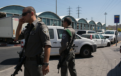 "המשטרה עושה מזבוב פיל", טען סוחר בשוק רמלה-לוד (צילום: אוהד צויגנברג) (צילום: אוהד צויגנברג)