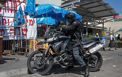 עשרות שוטרים פשטו ועצרו חשודים בשוק בירושלים (צילום: אוהד צויגנברג) (צילום: אוהד צויגנברג)