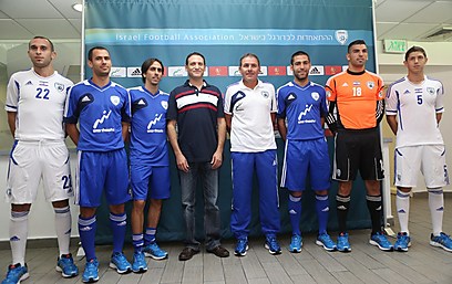 שחקני הנבחרת מציגים את המדים החדשים (צילום: ראובן שוורץ) (צילום: ראובן שוורץ)