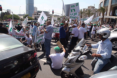 מפגינים בתל אביב (צילום: מוטי קמחי) (צילום: מוטי קמחי)