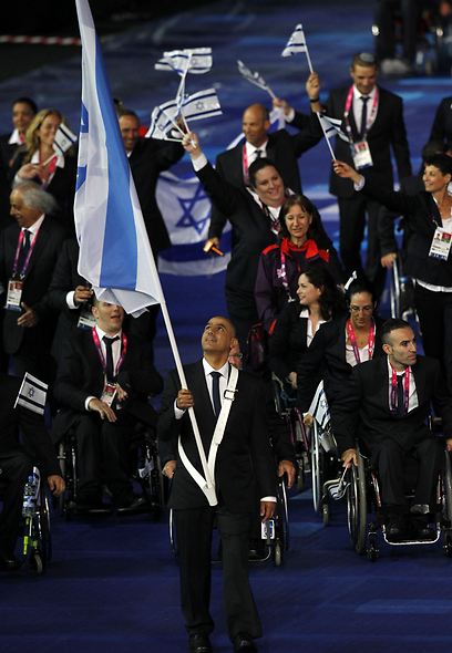 דורון שזירי עם דגל ישראל בטקס הפתיחה (צילום: AFP) (צילום: AFP)