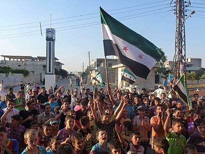 ילדים מפגינים נגד המשטר הסורי בחומס (צילום: רויטרס) (צילום: רויטרס)